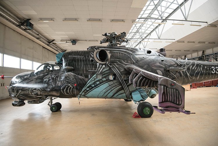 Charakteristická křídla vrtulníku Mi-35 Tiger Alien 2 a low-vis znak Leteckých síl Armády ČR