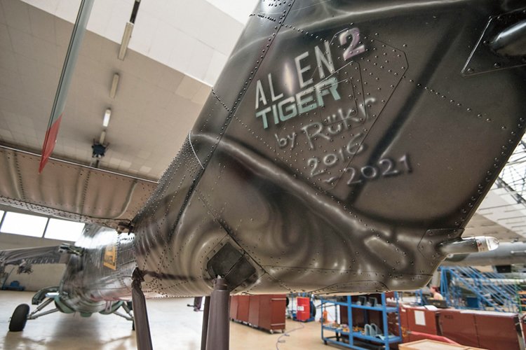Podpis autora kamufláže vrtulníku Mi-35 Tiger Alien 2 nesmí chybět