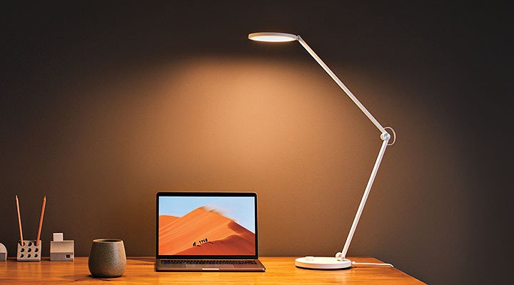 Chytrá lampa Mi Smart LED Desk Lamp Pro má jednoduché ovládání, díky kterému lze snadno a rychle nasta- vit teplotu a intenzitu světla