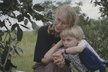 Mia Farrow a Ronan na návštěvě Afriky