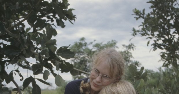 Mia Farrow a Ronan na návštěvě Afriky