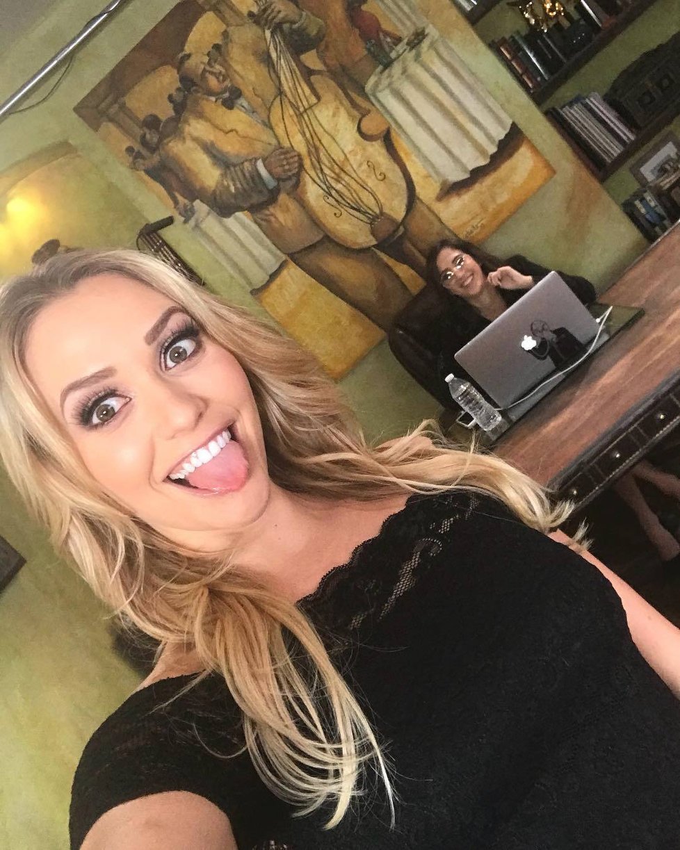 Pornoherečka Mia Malkova se předvádí na Instagramu.