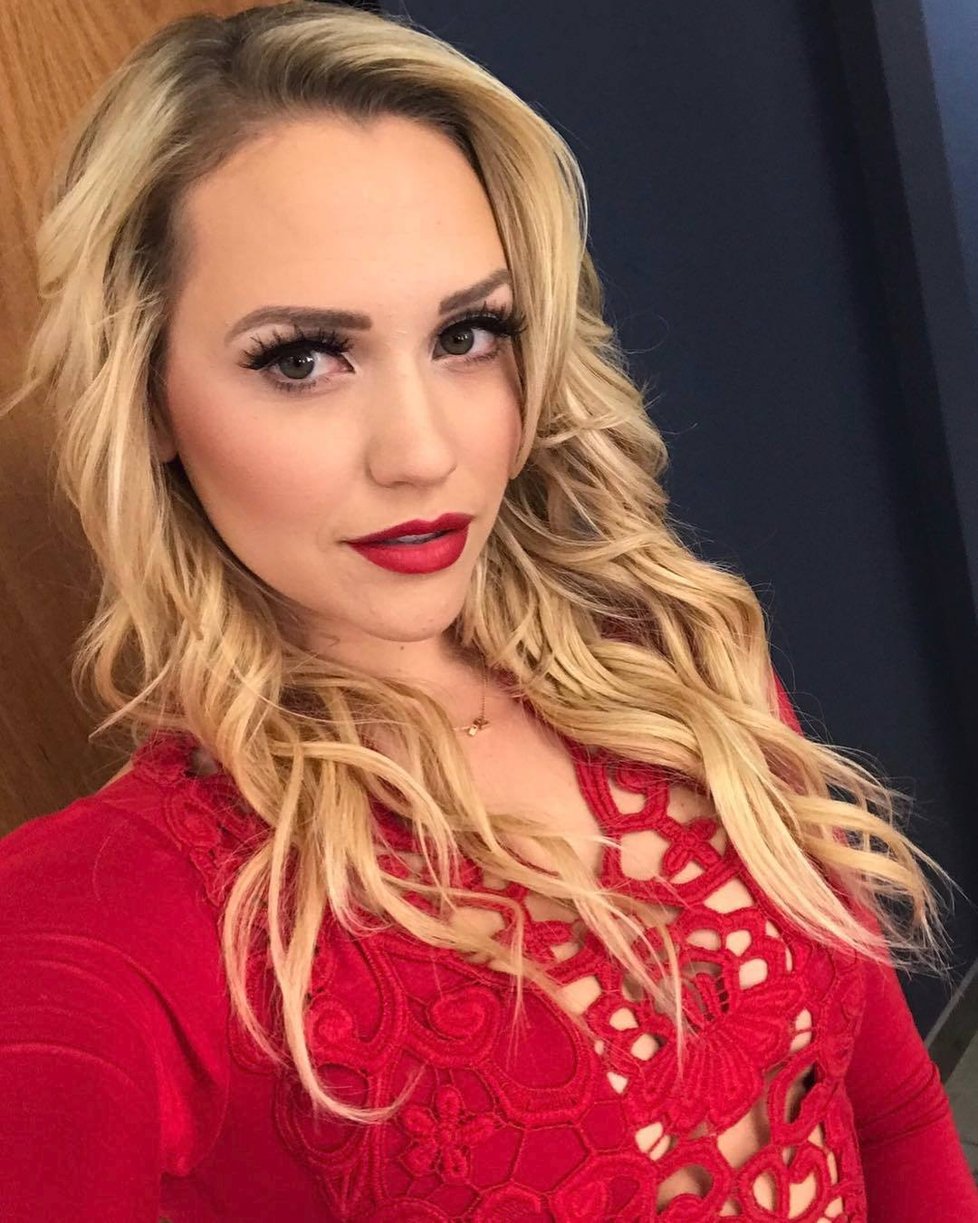 Pornoherečka Mia Malkova se předvádí na Instagramu.