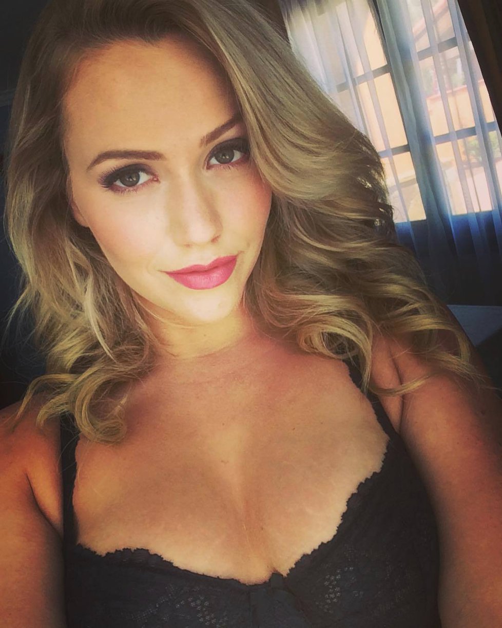 Pornoherečka Mia Malkova se předvádí na Instagramu.