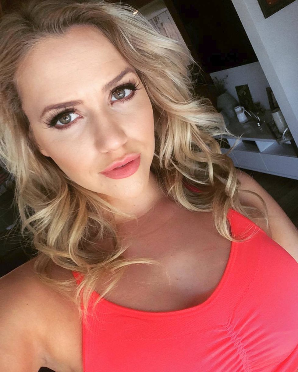 Pornoherečka Mia Malkova se předvádí na Instagramu.