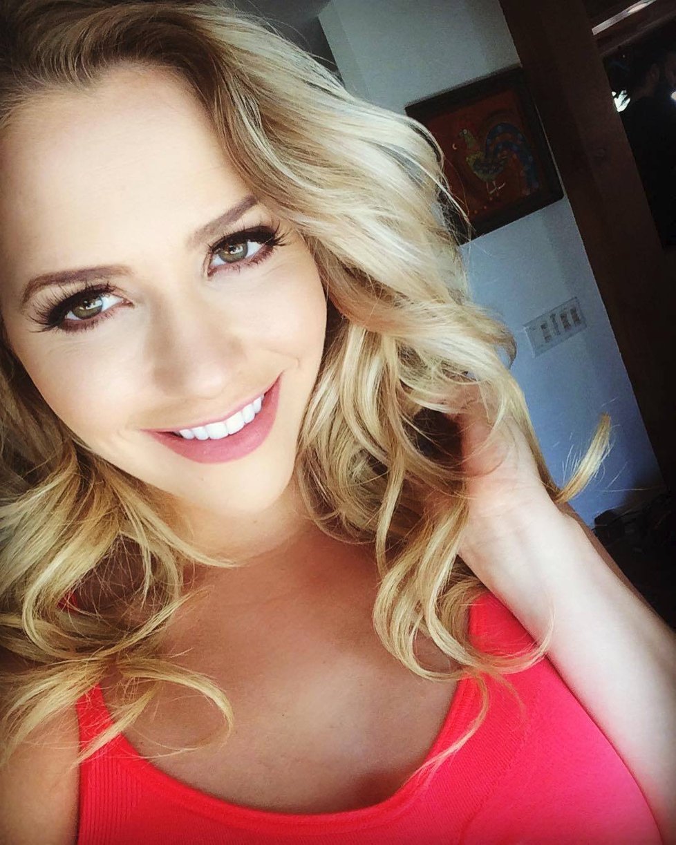 Pornoherečka Mia Malkova se předvádí na Instagramu.