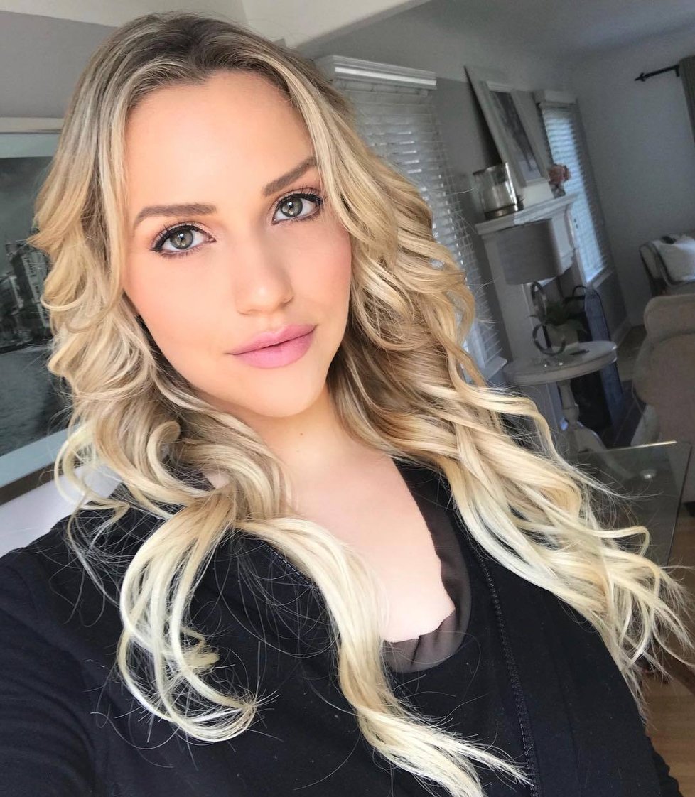 Pornoherečka Mia Malkova se předvádí na Instagramu.