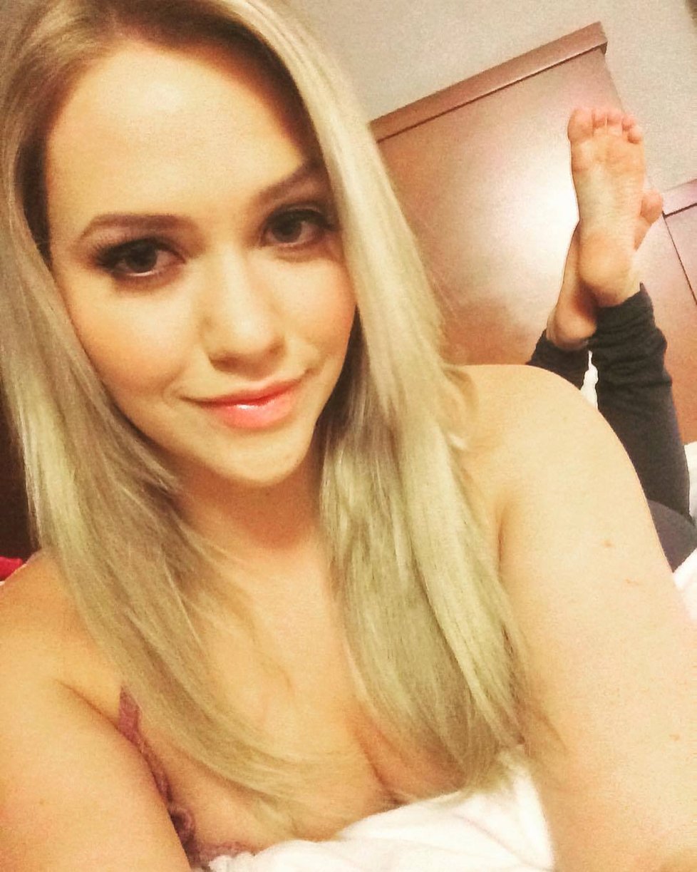 Pornoherečka Mia Malkova se předvádí na Instagramu.
