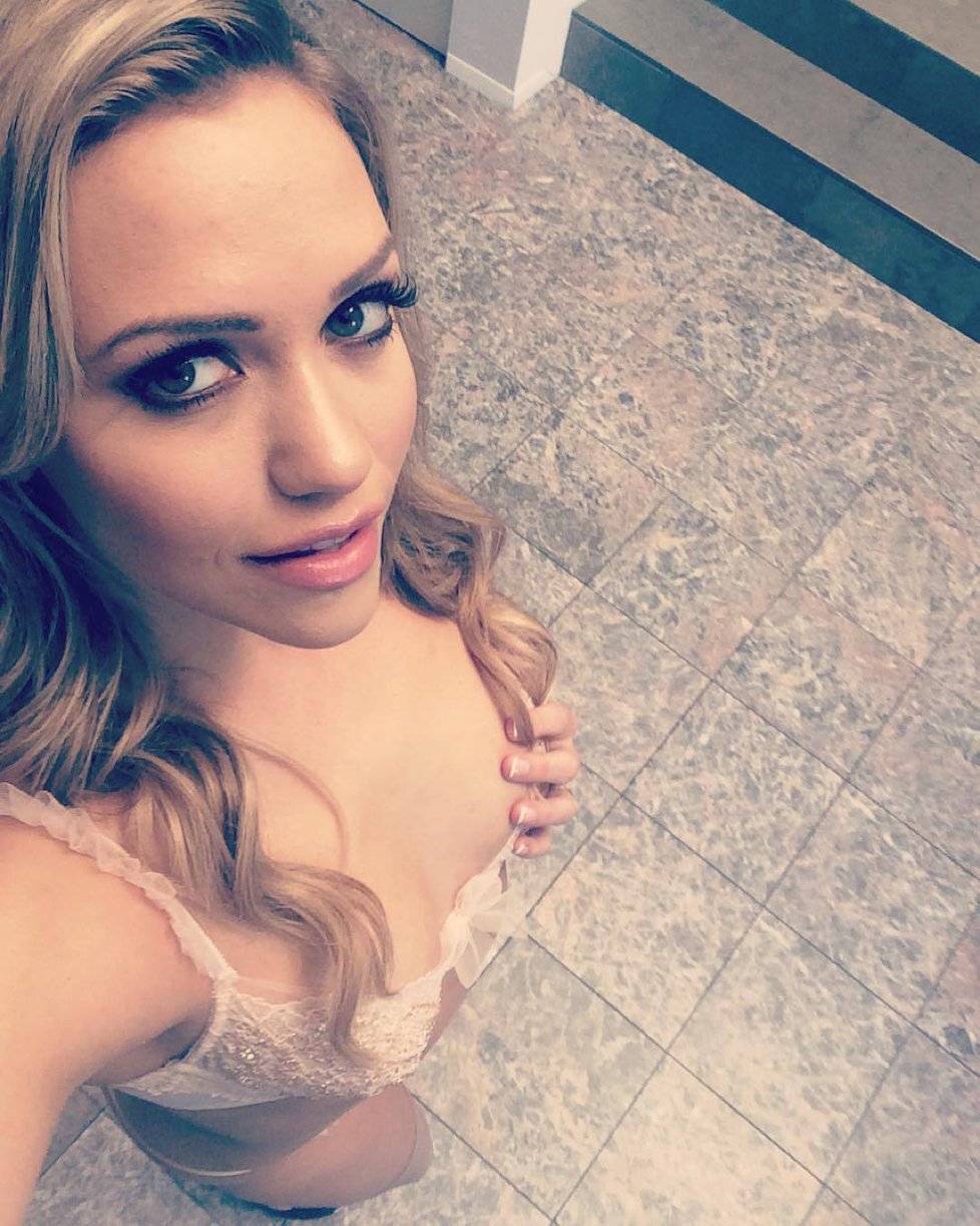 Pornoherečka Mia Malkova se předvádí na Instagramu.