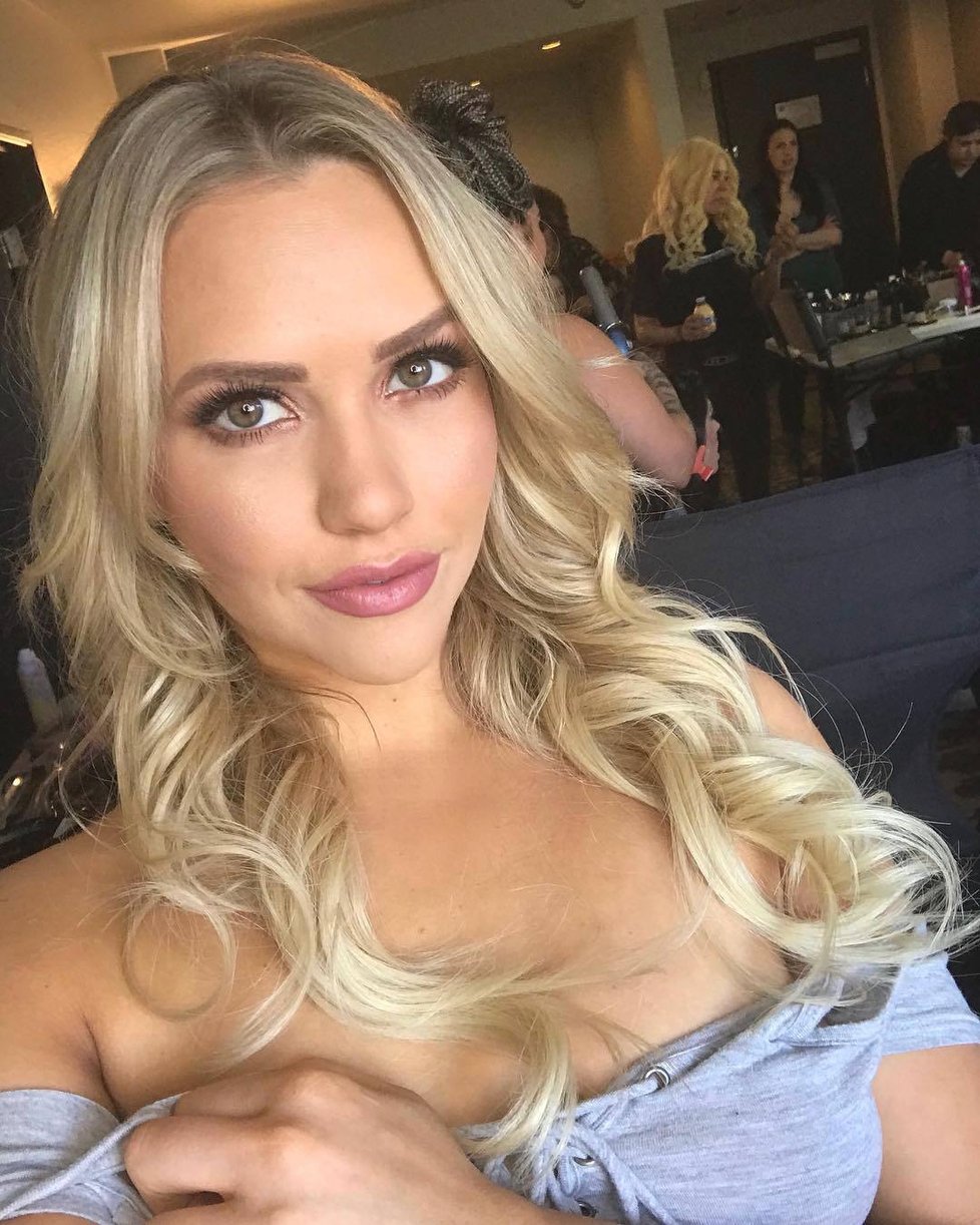 Pornoherečka Mia Malkova se předvádí na Instagramu.