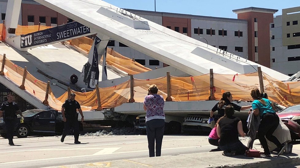 V kampusu Floridské mezinárodní univerzity v Miami se zřítila betonová lávka. Na místě je zřejmě několik mrtvých a zraněných. Lávka spadla přímo i na několik aut.