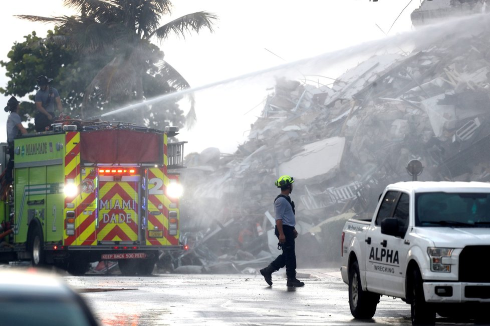 Záběr zkázy ze zřícené budovy v Miami na Floridě