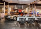 Luxusní restaurace plná úžasných aut: Jídlo, umění a automobily v jednom zážitku!