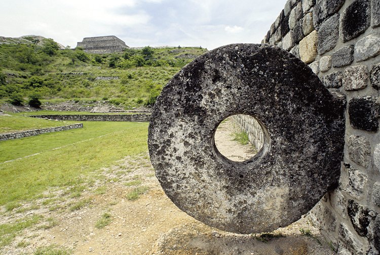 Mayové odráželi míč od stěn hřiště a trefovali se do kamenných branek