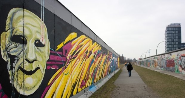 Pozůstatek Berlínské zdi chtějí zbourat, aby na místě postaviliy luxusní byty