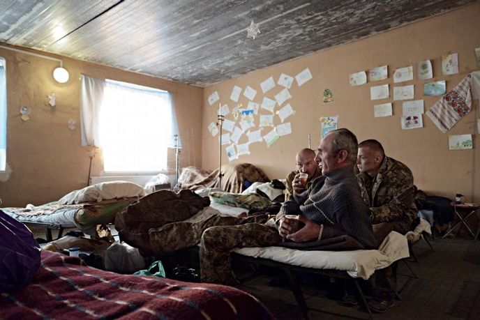 Michael a Vitali pijí čaj. Na rozdíl od mladých mužů si zachovávají navzdory těžké situaci klid ve tváři. Michael a Vitali pijí čaj. Na rozdíl od mladých mužů si zachovávají navzdory těžké situaci klid ve tváři.