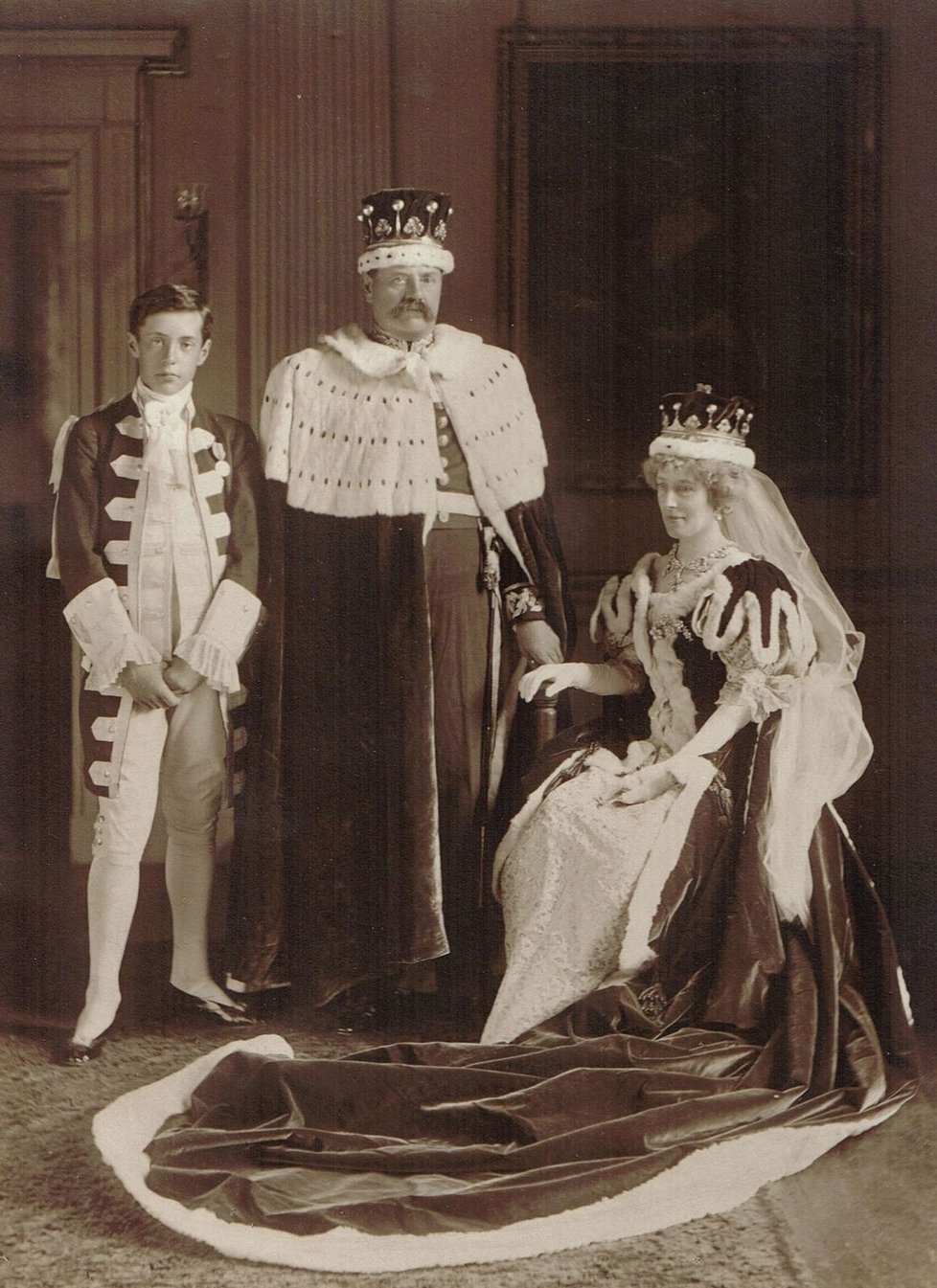Charles Rawdon-Hastings, 11. hrabě z Loudounu, jeho manželka Anne a synovec. Fotografie pořízená v den korunovace Jiřího V. 11. června 1911. Hrabata z Loudounu byli tradičně nositeli „zlatých ostruh“ během ceremonie.