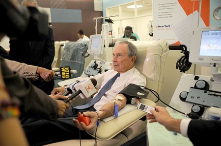 Newyorský prezident Michael Bloomberg jde příkladem, byl darovat krev