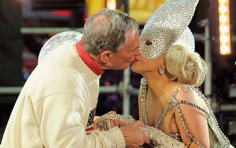 Více než vřelý polibek. Lady Gaga líbá zaskočeného starostu.