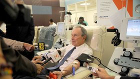 Miliardář Michael Bloomberg jde příkladem, byl darovat krev
