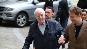 Oscarový herec Michael Caine přiletěl do Karlových Varů: Společnost mu dělá krásná manželka