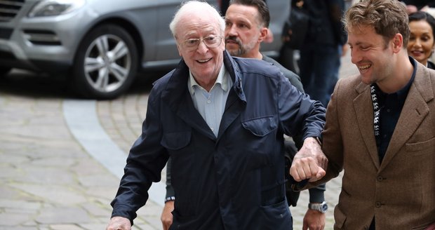 Michael Caine přiletěl do Karlových Varů.