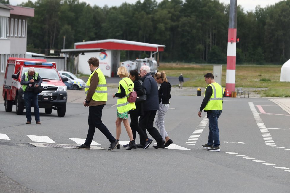 Michael Caine přiletěl do Česka.