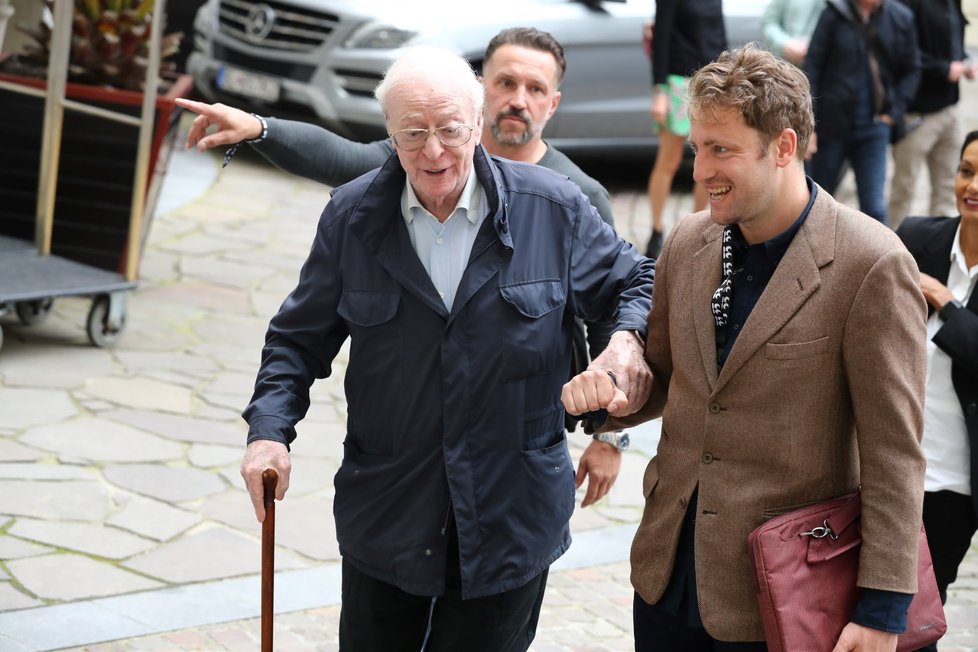 Michael Caine přiletěl do Karlových Varů.