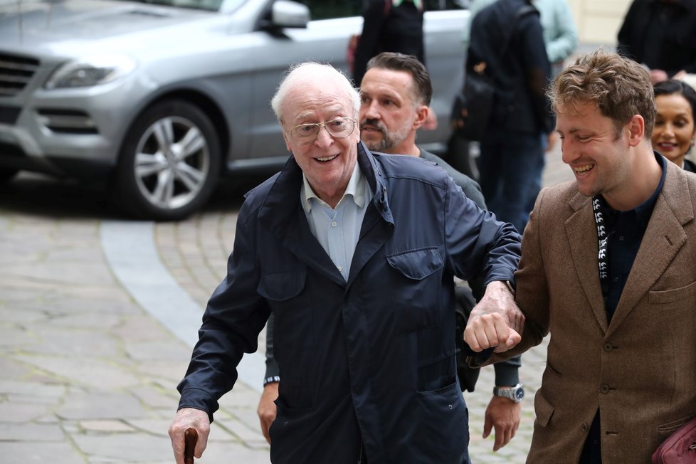 Michael Caine přiletěl do Karlových Varů.