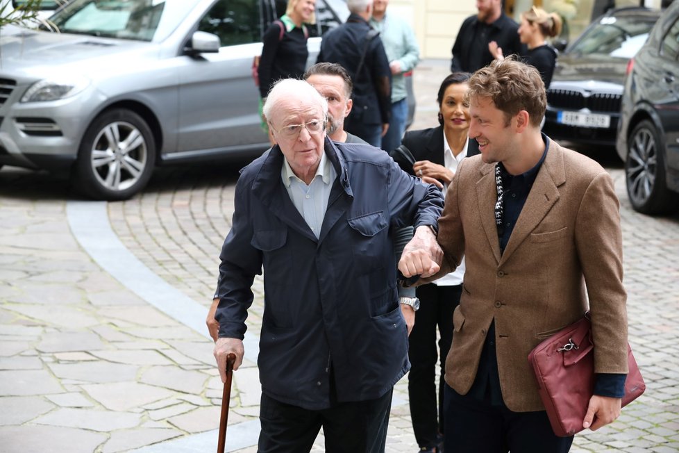 Michael Caine přiletěl do Karlových Varů.