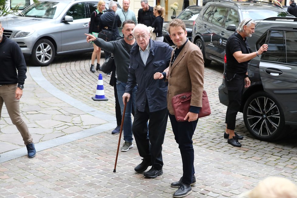 Michael Caine přiletěl do Karlových Varů.