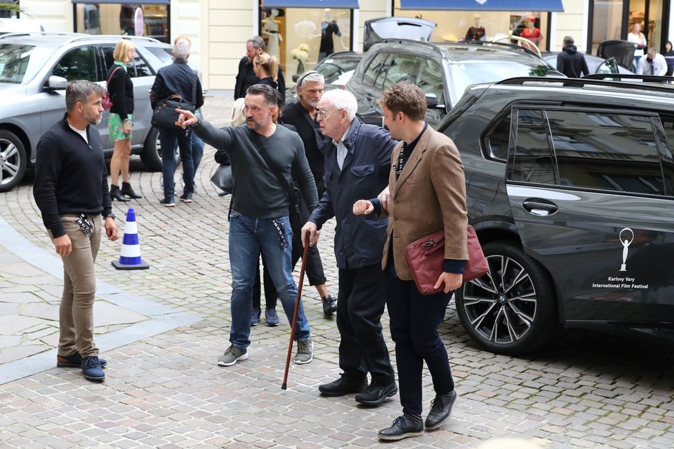 Michael Caine přiletěl do Karlových Varů.