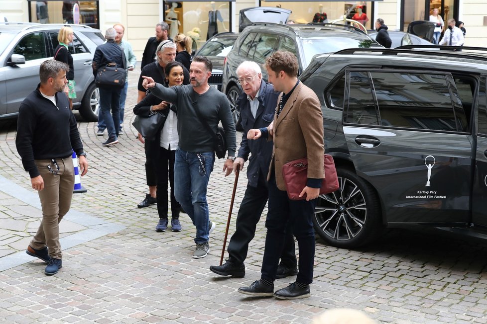 Michael Caine přiletěl do Karlových Varů.