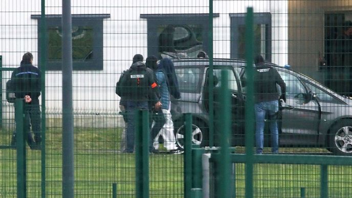 Francouzští policisté zatýkají teroristu Michaëla Chiola po incidentu ve věznici.