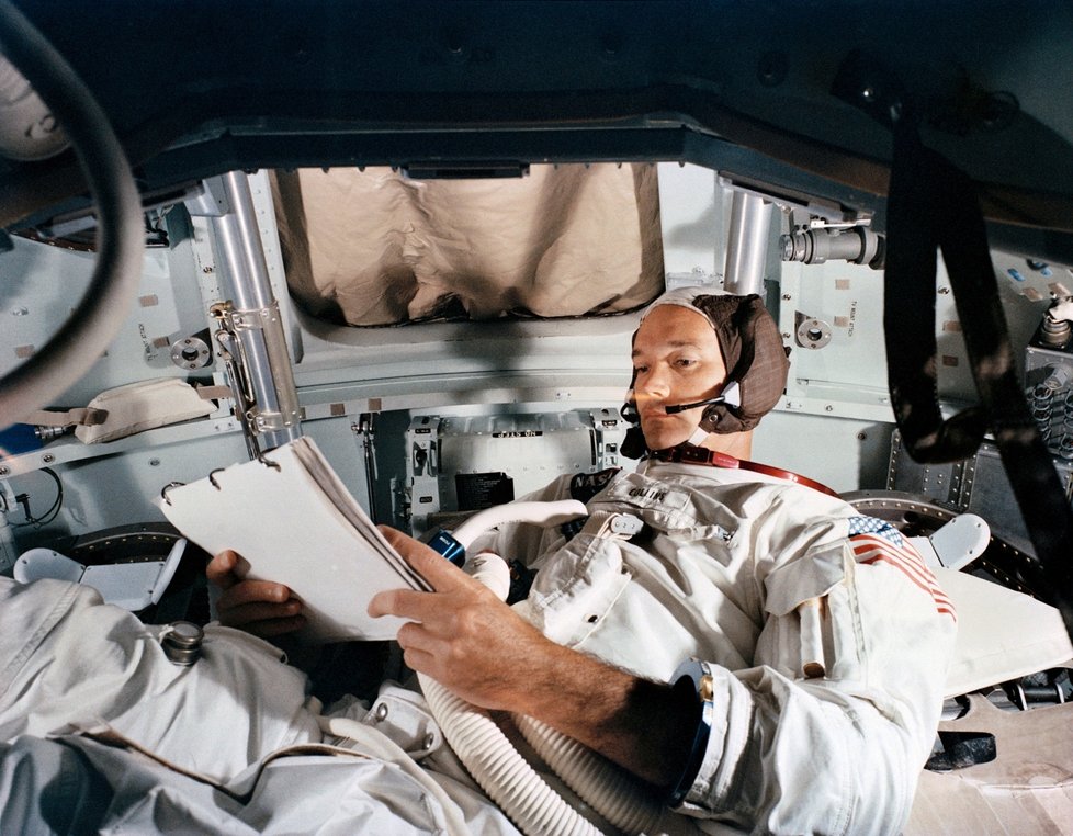 Kosmonaut Apolla 11 v 90 letech zemřel. Nevstoupil s kolegy na lunární povrch, čekal na ně na oběžné dráze Měsíce.