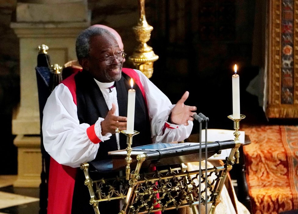 Černošský kněz Michael Curry pronesl na svatbě Harryho a Meghan vášnivý projev.