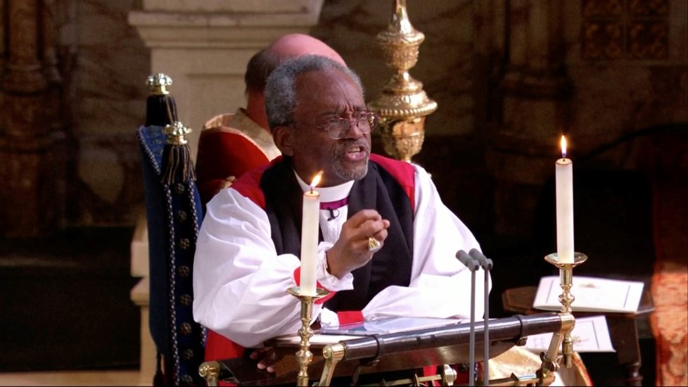 Černošský kněz Michael Curry pronesl na svatbě Harryho a Meghan vášnivý projev