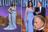 Očima ji svlékal! Michael Douglas (78) a Catherine Zeta-Jonesová (53) na premiéře