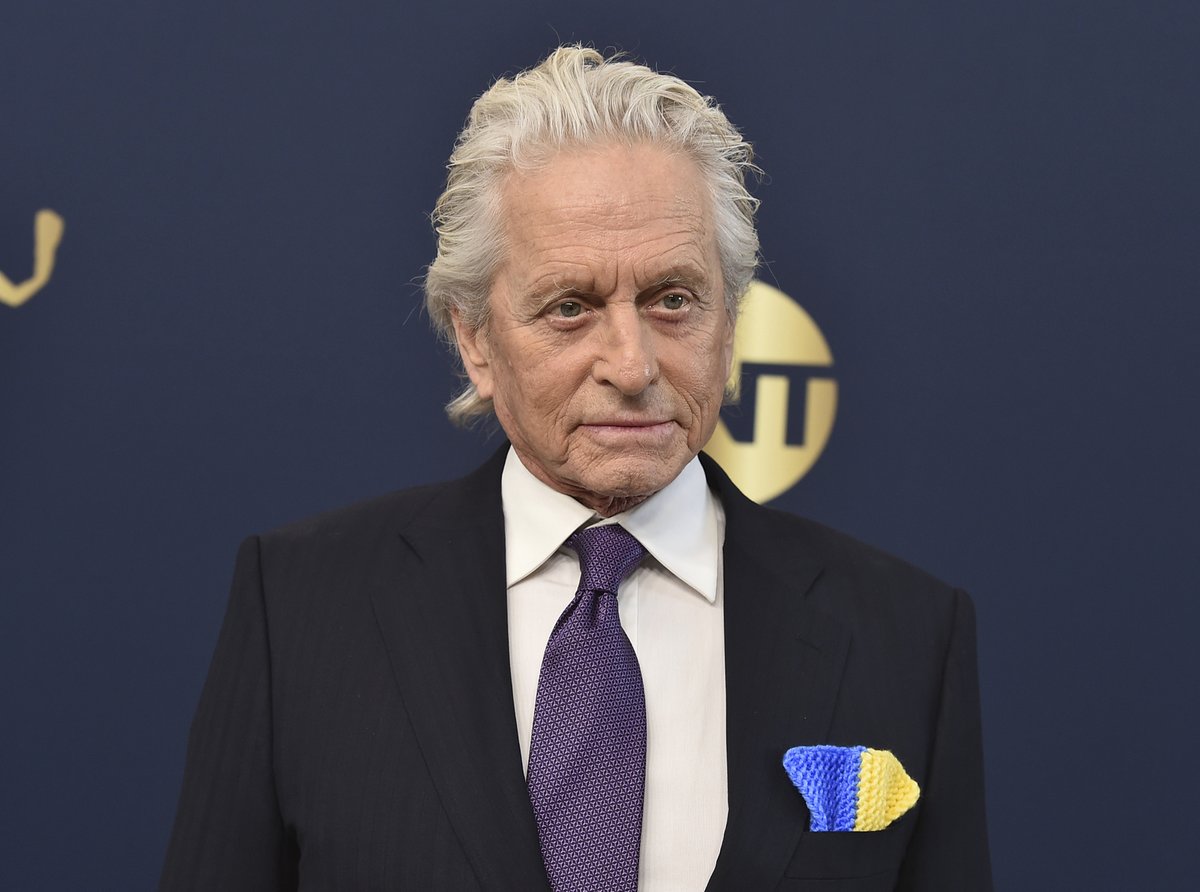 Podpora Ukrajiny: Při vyhlášení cen SAG si ukrajinské barvy připnul i legendární herec Michael Douglas