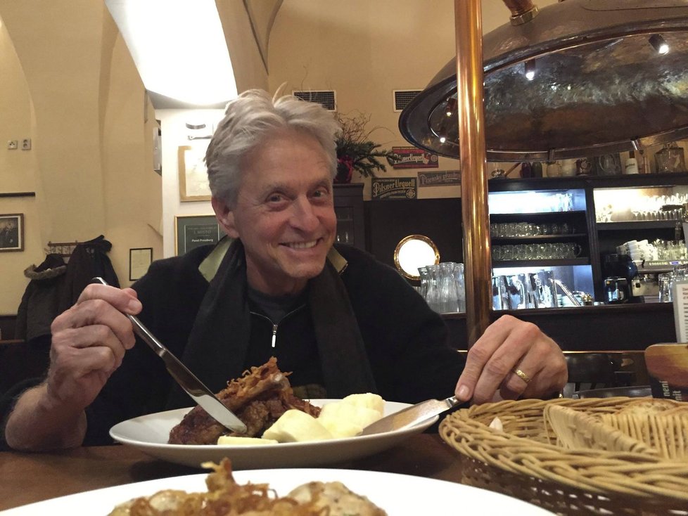 Michael Douglas během natáčení v Praze v roce 2014