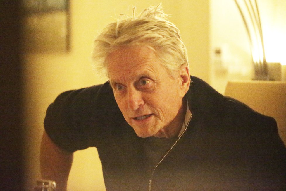 Michael Douglas během natáčení v Praze v roce 2014