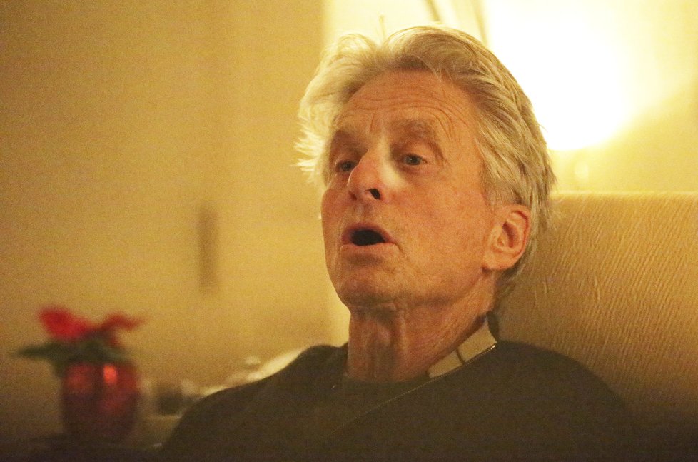 Michael Douglas během natáčení v Praze v roce 2014