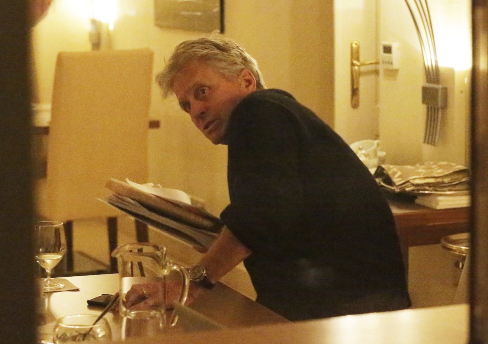 Michael Douglas během natáčení v Praze v roce 2014