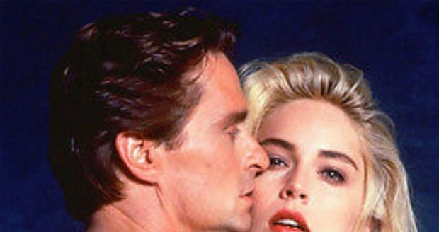 Sharon Stone a Michael Douglas ve filmu Základní instinkt (1992)