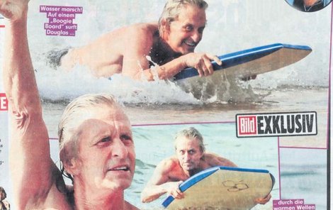 Michael Douglas se prohání vlnami na surfu.