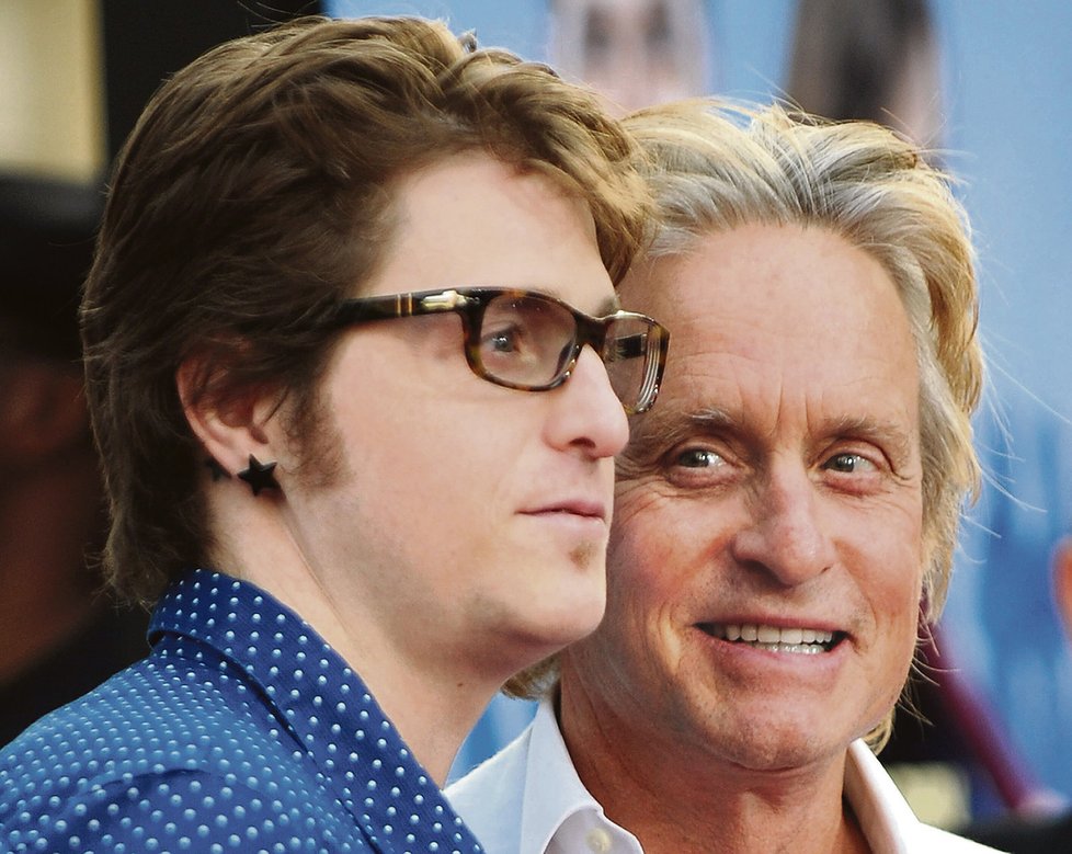 Cameron (vlevo) se svým otcem Michaelem. Stejně jako on je herec, zůstává však v otcově stínu.