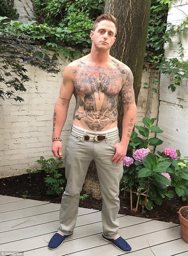 Syn slavného herce Michaela Douglase Cameron po návratu z vězení ukazuje své vypracované břicho s tetováním.