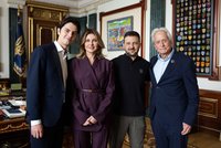 Zelenskyj s manželkou potkali hvězdného herce Douglase a jeho syna. Řešili válku se zlem
