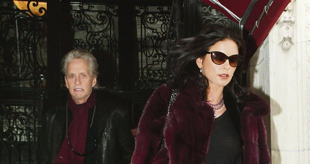 Michael Douglas s manželkou Catherine Zeta- Jones vycházejí ze svého bytu v New Yorku, po měsících plných úzkosti si mohou opět vydechnout