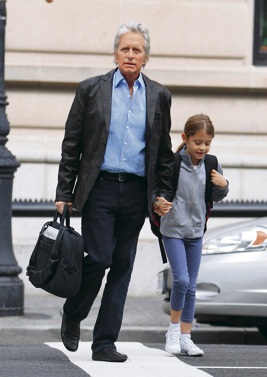7. října 2010 - Douglas vede svou dceru do školy